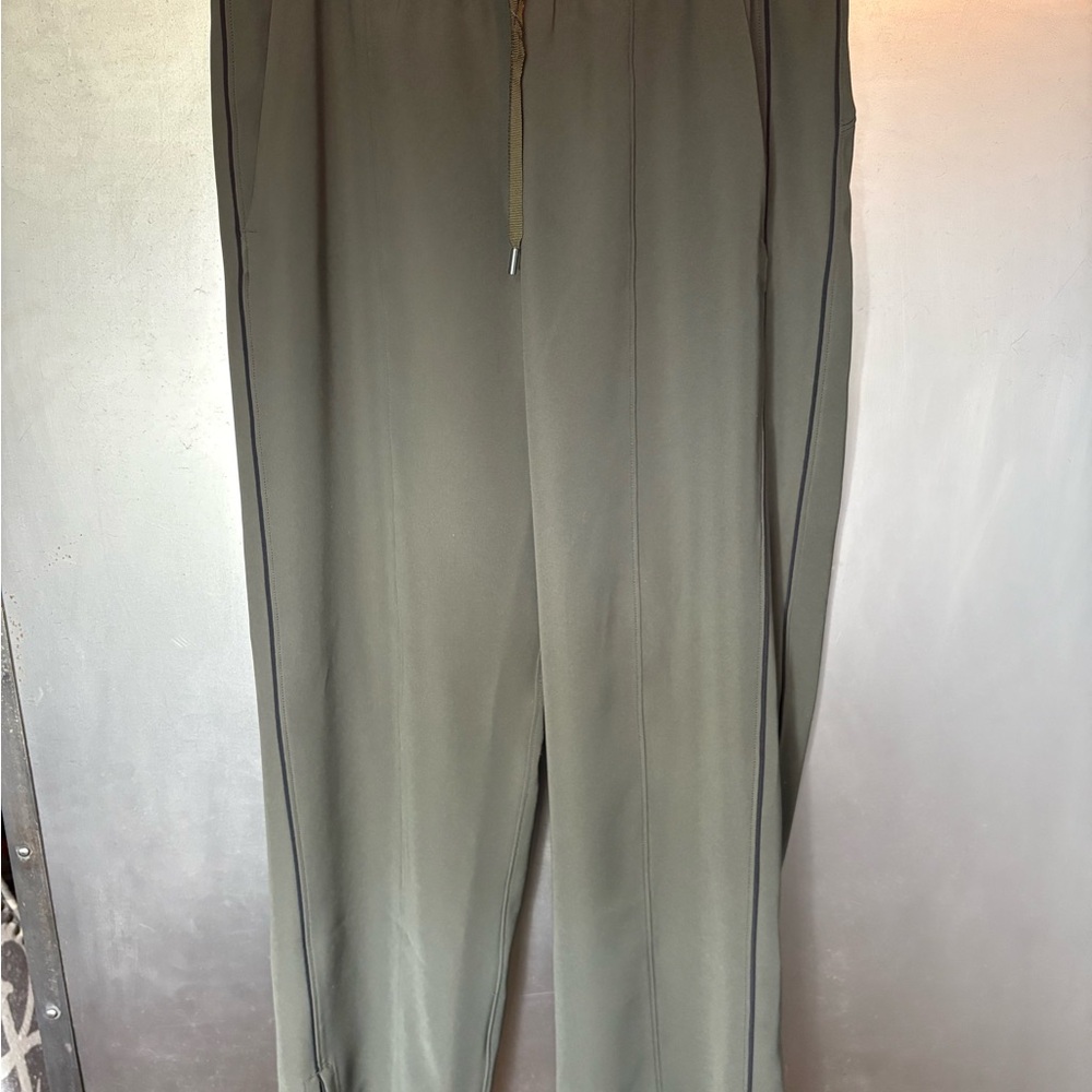 Lululemon On the Right Track Pant Dark Olive / Black 6
